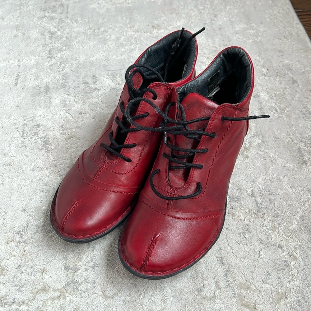 Boots in red Size 8